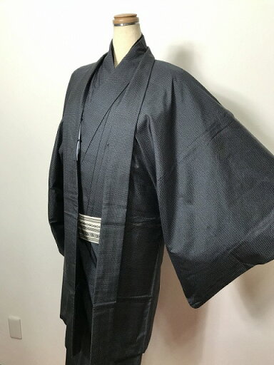 【中古】 2Lサイズ 羽織 男物 正絹 黒地に蚊絣文様の紬 最強配送 【中古】 2Lサイズ 羽織 男物 正絹 黒地に蚊絣文様の紬 最強配送