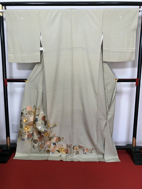 Rakuten - 【中古】 Lサイズ 色留袖 正絹 若草色地に菊花模様 三つ紋付き 袷着物 比翼なし 伊達衿付き 最強配送 シーズン春