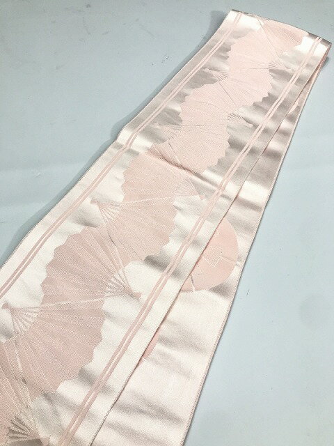 商品説明：艶やかなシルバー地に扇文様の織成し帯裏は源氏車文様 サイズ：幅約15.5、長さ約360cm 素材：化繊 状態：ランク3 TPO：衣装 普段着 浴衣等 ※帯のみの販売となります