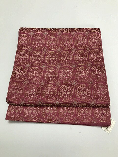 商品説明：さらりとした臙脂地に金糸使いの織成し六通柄京袋帯 サイズ：幅約30、長さ約344cm 素材：正絹 状態：ランク3 TPO：仕事着 普段着等 ※帯のみの販売となります