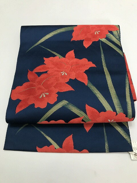 商品説明：艶感感じる濃紺地に蘭文様の織成し六通柄八寸名古屋帯 サイズ：幅約29.5、長さ約350cm 素材：化繊 状態：ランク3クスミ有 TPO：仕事着 普段着等 ※帯のみの販売となります