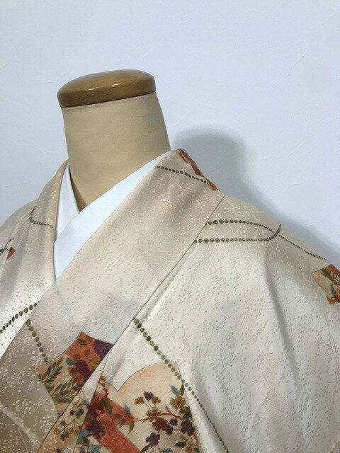 【中古】 Sサイズ 小紋 正絹 薄香色地に草紙模様 袷着物