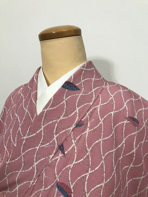 乐天商城 - 【中古】 Sサイズ 小紋 化繊 ピンク地にリーフ模様 袷着物 洗える着物