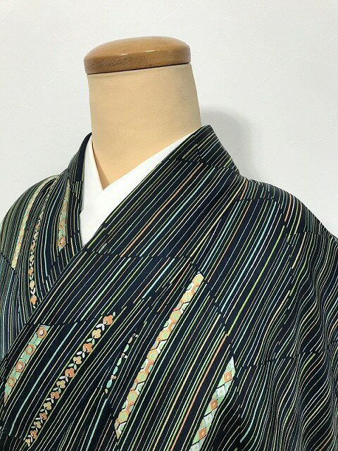 【中古】Sサイズ 小紋 正絹 墨色地に寄せ柄模様