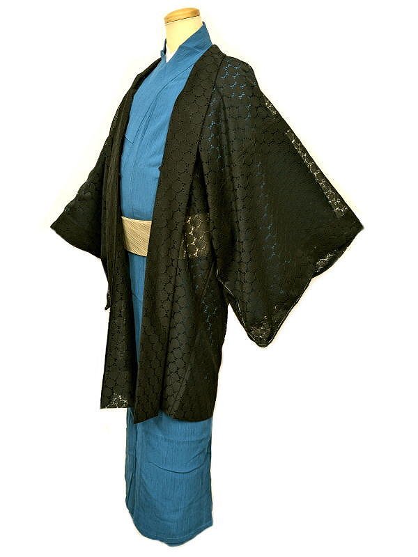商品説明：透け感のある黒地に丸模様の男羽織。福服特製品。 ポリエステル素材で皺になりにくくご自宅でお手入れが可能です。 サイズ：裄75、身丈110、袖丈50、前幅22、後幅35cm 素材：ポリエステル 新品 TPO：お洒落着 普段着等 仕立て：簡易仕立て、ミシン ※羽織のみの販売となります