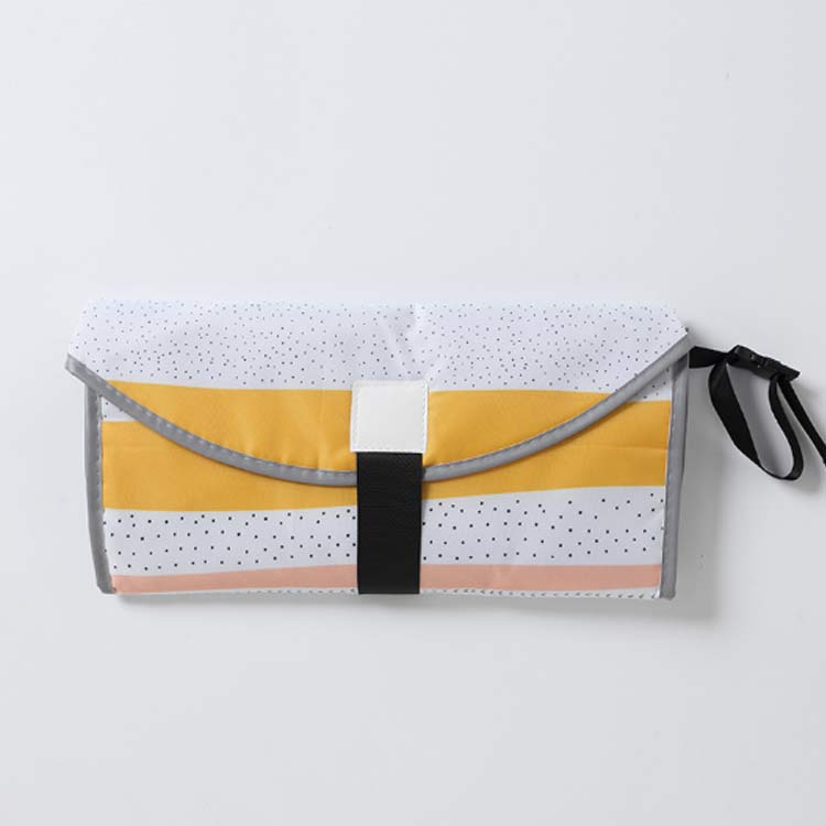 福見る店のおむつ替えマット オムツ替えシート オムツ替えマット おむつかえシート おむつかえマット ベビー 赤ちゃん おむつ用品 オムツ替え バッグ おむつ替え オムツ交換 おむつ交換 ベビーマット 防水シート コンパクト 持ち運び お出かけ ベビー用品｜アングル2