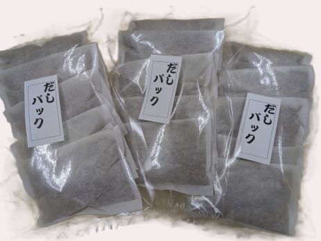 商品情報 ■ 栄養成分表示（100g当たり） 熱量：70kcal／たんぱく質：126g／脂質：1.5g／炭水化物：1.3g／食塩相当量：0.7g ※この表示値は目安です。 ■ アレルギー情報 特定原材料28品目に相当するアレルギー物質の【さば】を含みます。 ※ 注意事項 魚を原料にしていますので、まれに魚の骨、皮等が混入することがあります。 ご使用の際はご注意ください。天然無添加のだしパック 国内産のさば節、うるめ節、いわし節、宗田節、粉末昆布のみを使用し、化学調味料や保存料を一切含まない安心の一品です。 30g×5袋入りで、うどんやそばの出汁として最適。素材の旨味を最大限に引き出し、料理に深い味わいを加えます。 手軽に本格的な和風だしを楽しめ、日々の食卓を豊かにします。