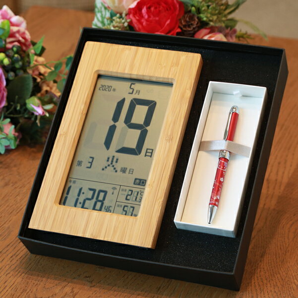 竹の日めくり 電波時計 + ハローキティ ボールペン ギフトセット | 名入れ 退職祝 還暦祝 時計 置時計 掛時計 竹製 記念品 プレゼント ギフト 名前入り...