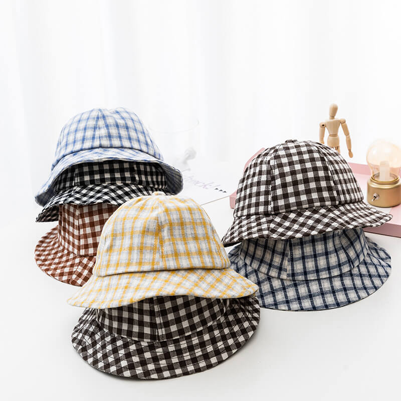 商品説明 素材：コットン サイズ：帽子周り52cm（参考：2〜5歳） 帽子周り50cm（参考：1〜3歳） カラー：11色 重量:0.15kg 【付属機能】 日よけ・ファッションのアクセントに◎ 裏地は蒸れないつくりになっているので真夏の重宝します。 UV対策(UVカット)グッズ、日差しからお子様を守る ▼注意事項▼ ▼同じ商品でも生産時期により形やサイズ、カラーに多少の誤差が生じる場合もございます。 ▼他店舗でも在庫を共有して販売をしている為、受注後欠品となる場合もございます。予め、ご了承お願い申し上げます。 ▼出荷前に全て検品を行っておりますが、万が一商品に不具合があった場合は、お問い合わせフォームまたはメールよりご連絡頂けます様お願い申し上げます。速やかに対応致しますのでご安心ください。 ▼生産時期により、予告なくカラー・素材等に多少の変更がある場合がございます。 ▼サイズ詳細等の測り方はスタッフ間で統一、徹底はしておりますが、実寸は商品によって若干の誤差(1cm〜3cm )がある場合がございますので、予めご了承ください。 ▼お届けの際は商品を畳んで包装致しますため、多少のシワがございます。 ▼生産ロットにより柄の出方や色の濃淡が異なる場合がございます。お使いのモニターや撮影時の光の加減などにより 画像と実際の商品のカラーが異なる場合もございます。 【アイテムキーワード】 熱中症 対策 日焼け防止 むぎわら ぼうし 夏 アウトドア 旅行 公園 外遊び 水遊び 噴水 海 川 レジャー 年少 年中 未就学 保育園 幼稚園 ピンク ブラウン ブルー ベージュー オレンジ レッド 赤 イエロー ネイビー 紺 ローズ ホワイト 白 ブラック 黒 撥水帽子 子供用 uv 帽子 あご紐 キッズ 帽子 防水 撥水 UVカット 紫外線カット 紫外線対策 夏休み 夏フェス レインハット キッズ サイズ ネイビー ブラック レッド グレー ブルー カーキ 6歳 8歳 10歳 12歳 帽子 子供 キッズ メッシュ 夏用 UV こども ハット 顎紐付き 軽量 子供用帽子 キッズ用帽子 UVカット 軽撥水 男の子 女の子 メッシュ素材 保育園 幼稚園 お出かけ お散歩 公園 アウトドア 普段使い 折りたたみ コンパクト あご紐 持ち歩き サイズ調整 52cm 53cm 54cm 55cm 56cm 2歳 3歳 4歳 5歳 6歳 涼しい 可愛い シンプル セール お得 ポイント消化 ストラップ かわいい おしゃれ 無地 遠足 シンプル 軽い
