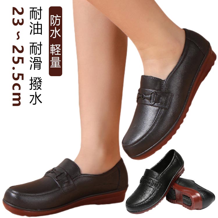 【23〜25.5cm】【耐油 耐滑 撥水】厨房やキッチン履き等にもオススメの、軽くて履きやすく疲れにくいシューズです。軽量性、耐久性に優れている。滑りにくいラバー底が付いている。また、油による劣化を防ぐ機能がある耐油性のゴム底なので、長く使用することができます。飲食店厨房、食品製造調理場、病院、作業現場、立ち仕事などにオススメです。病院の先生・看護師さんにもおすすめ！防水性と柔軟性に優れ、作業用、農業、園芸、洗車などの際にも活躍してくれる。 サイズ 36(23.0cm) 37(23.5cm) 38(24.0cm) 39(24.5cm) 40(25.0cm) 41(25.5cm) サイズについての説明 36(23.0cm)　37(23.5cm)　38(24.0cm)　39(24.5cm)　40(25.0cm)　41(25.5cm)　※通常よりワンサイズ上におすすめ。 素材 PVC ゴム 色 写真色 備考 ●サイズ詳細等の測り方はスタッフ間で統一、徹底はしておりますが、実寸は商品によって若干の誤差(1cm〜3cm )がある場合がございますので、予めご了承ください。 ●製造ロットにより、細部形状の違いや、同色でも色味に多少の誤差が生じます。 ●パッケージは改良のため予告なく仕様を変更する場合があります。 ▼商品の色は、撮影時の光や、お客様のモニターの色具合などにより、実際の商品と異なる場合がございます。あらかじめ、ご了承ください。 ▼生地の特性上、やや匂いが強く感じられるものもございます。数日のご使用や陰干しなどで気になる匂いはほとんど感じられなくなります。 ▼同じ商品でも生産時期により形やサイズ、カラーに多少の誤差が生じる場合もございます。 ▼他店舗でも在庫を共有して販売をしている為、受注後欠品となる場合もございます。予め、ご了承お願い申し上げます。 ▼出荷前に全て検品を行っておりますが、万が一商品に不具合があった場合は、お問い合わせフォームまたはメールよりご連絡頂けます様お願い申し上げます。速やかに対応致しますのでご安心ください。