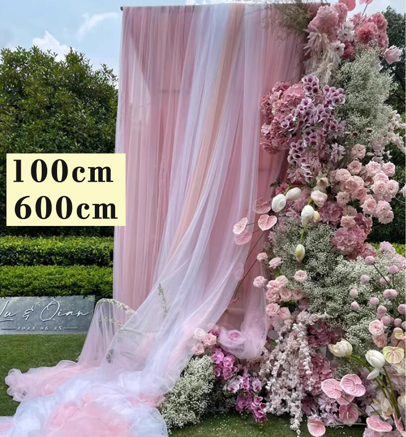 商品説明 商品内容 生地 素材 チュール 生産国：中国 サイズ 幅1.5M*長さ1M カラー 写真をご参考 特徴 ?軽量で透け感があり、柔らかな質感を持つ生地です。網目が細かく、繊細な印象を与える特徴があります。 ?光に当たると繊細な光沢があり、美しい装飾効果を生み出します。柔らかい素材で、ドレープやボリュームを出しやすい特性があります。 ?ウェディングの背景布として、アーチやバックドロップ、テーブルスカート、テントの装飾などに広く使用されます。 ?背景に使う場合、繊細な網目と透け感が空間をロマンチックで優雅に演出します。 ?ドレープをかけたり、結び付けたりすることで、空間にボリューム感や動きを加え、華やかさを増します。 ?カーテンやテーブルクロス、椅子の装飾など、ウェディング会場全体の装飾にも活用されます。 注意書き（購入前に必ずご確認ください） ※商品写真は、できる限り現品を再現するように画像処理などの補正を行っておりますが、ご利用のモニターや環境により差異が生じます。予めご了承ください。 ※生地の特性上、多少ニオイがある場合がございますが、日陰干しで数日干していただくか、あるいは数回ご使用していただく間に、 ニオイは気にならなくなります。 ※上記の数値は、実測によるものです。多少の誤差はご容赦ください。 ※仕様は予告なく変更される場合があります。（ご使用に差し支えない程度） その他 *当店でご購入された商品は、原則として、「個人輸入」としての取り扱いになり、中国からお客様のもとへ直送されます。*通関時に関税?輸入消費税が課税される可能性があります。課税額はご注文時には確定しておらず、通関時に確定しますので、商品の受け取り時に着払いでお支払いください。詳細はこちらご確認下さい。※備考：本商品には関税はかかりませんので、ご安心ください。*個人輸入される商品は、全てご注文者自身の「個人使用?個人消費（日本に居住する者に寄贈される物で、当該寄贈を受ける者の個人的な使用に供される場合を含みます。）」が前提となります。第三者への譲渡?転売が法令で禁止されるもの（医薬品、医薬部外品、化粧品等を含みますが、これに限られません。）もございますのでご注意下さい。*一部商品は国内の提携先倉庫から配送されます。*国内配送の商品は国内でのお買い物と同じく消費税が発生いたします。関税はかかりません。商品説明 商品内容 生地 素材 チュール 生産国：中国 サイズ 幅1.5M*長さ1M カラー 写真をご参考 特徴 ?軽量で透け感があり、柔らかな質感を持つ生地です。網目が細かく、繊細な印象を与える特徴があります。 ?光に当たると繊細な光沢があり、美しい装飾効果を生み出します。柔らかい素材で、ドレープやボリュームを出しやすい特性があります。 ?ウェディングの背景布として、アーチやバックドロップ、テーブルスカート、テントの装飾などに広く使用されます。 ?背景に使う場合、繊細な網目と透け感が空間をロマンチックで優雅に演出します。 ?ドレープをかけたり、結び付けたりすることで、空間にボリューム感や動きを加え、華やかさを増します。 ?カーテンやテーブルクロス、椅子の装飾など、ウェディング会場全体の装飾にも活用されます。 注意書き（購入前に必ずご確認ください） ※商品写真は、できる限り現品を再現するように画像処理などの補正を行っておりますが、ご利用のモニターや環境により差異が生じます。予めご了承ください。 ※生地の特性上、多少ニオイがある場合がございますが、日陰干しで数日干していただくか、あるいは数回ご使用していただく間に、 ニオイは気にならなくなります。 ※上記の数値は、実測によるものです。多少の誤差はご容赦ください。 ※仕様は予告なく変更される場合があります。（ご使用に差し支えない程度） その他 *当店でご購入された商品は、原則として、「個人輸入」としての取り扱いになり、中国からお客様のもとへ直送されます。*通関時に関税?輸入消費税が課税される可能性があります。課税額はご注文時には確定しておらず、通関時に確定しますので、商品の受け取り時に着払いでお支払いください。詳細はこちらご確認下さい。※備考：本商品には関税はかかりませんので、ご安心ください。*個人輸入される商品は、全てご注文者自身の「個人使用?個人消費（日本に居住する者に寄贈される物で、当該寄贈を受ける者の個人的な使用に供される場合を含みます。）」が前提となります。第三者への譲渡?転売が法令で禁止されるもの（医薬品、医薬部外品、化粧品等を含みますが、これに限られません。）もございますのでご注意下さい。*一部商品は国内の提携先倉庫から配送されます。*国内配送の商品は国内でのお買い物と同じく消費税が発生いたします。関税はかかりません。