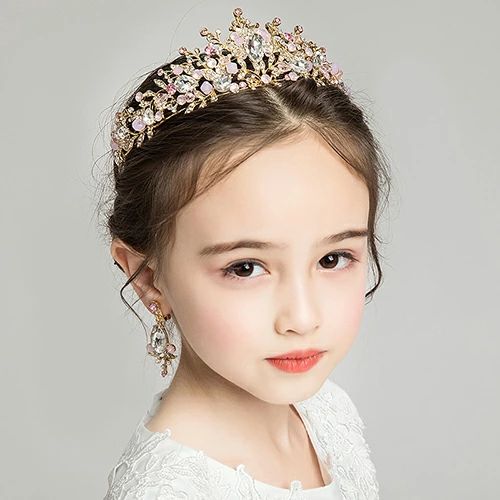 【華やかなヘッドドレス、幅広い場所に大活躍】 結婚式、ウエディング・ブライダルシーンはもちろん、披露宴、パーティー、演奏会 や発表会、二次会、卒業式、ダンス、七五三、成人式、 和装、撮影など華やかなシーンに幅広くご使用いただける欠かせないヘアアクセサリー！ &nbsp; ▲カラー:写真参考 &nbsp; 【注意事項】モニターの発色具合によって実際の物と異なる場合がございます。 子供ヘッドドレス 髪飾り ティアラ クラウン ヘアアクセサリー ウェディング ゴージャス フォーマル 着物 成人式 子供の日 誕生日 結婚式 卒業式 イベント 発表会 パーティー 七五三&nbsp; ナチュラル 送料無料 &nbsp;【フォーマルにも日常にもご使用いただけます♪】 パーティーや発表会、舞台などでも活躍の1点です！ドレスに合わせたり、パーティーに人気のITEMです！ &nbsp; 存在感大でとても華やかな逸品です☆