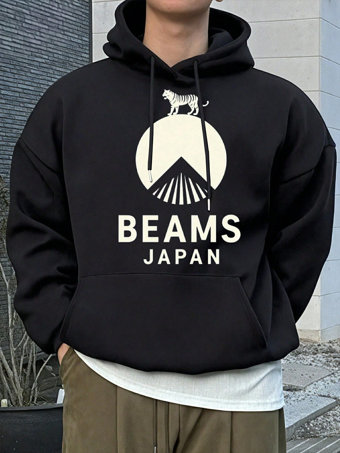 乐天商城 - 秋冬にぴったり！ゆったりとしたフィット感とオーバーサイズのフード付きスウェットシャツ。グラフィックプリントが施されたユニセックスなデザイン。秋冬のスタイリッシュなギフトにぴったりです。