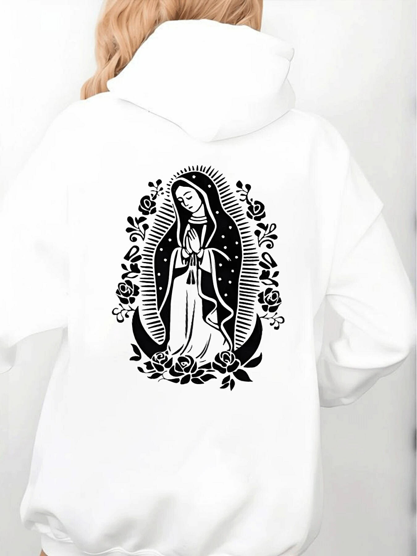 商品情報素材/材質300G 綿100%サイズ/寸法S 着丈 66.0 肩幅 53.0 袖丈 54.0 バスト 108.0M 着丈 68.0 肩幅 55.0 袖丈 55.0 バスト 112.0L 着丈 70.0 肩幅 57.0 袖丈 56.0 バスト 116.0XL 着丈 72.0 肩幅 59.0 袖丈 57.0 バスト 120.02XL 着丈 74.0 肩幅 61.0 袖丈 58.0 バスト 124.03XL 着丈 76.0 肩幅 63.0 袖丈 59.0 バスト 128.0その他商品説明誕生日 クリスマス バレンタイン ホワイトデー 父の日 母の日などの贈り物としても最適です。もちろん自分へのご褒美にも！心をこめたギフトラッピングも承っております。注意モニター発色の具合により色合いが異なる場合がございます。快適パーカーグラフィックスウェットシャツ 聖母マリアとバラのデザイン 普段着に最適なカジュアルプルオーバートップス 秋冬にぴったりのポケット付きメンズフード付きスウェットシャツ。300g 100% 純綿製で、休日や通勤に最適です。 ◆◇◆　注意事項　◆◇◆ ※　掲載画像の商品の色味は、屋外や屋内の光の照射や角度により実物と色味　　が異なる場合がございます。※　糸のほつれ、縫い目の歪み、生地のシワ等は（お客様自身でカット　　していただける、着用に問題の無い範囲のもの）返品・交換の対象　　外とさせて頂きますのでご了承下さい。※　商品画像については、モニターによって色味が若干異なります事、　　ご了承ください。※　採寸方法によって誤差が生じる場合がございますので、予めご了　　承ください。 5