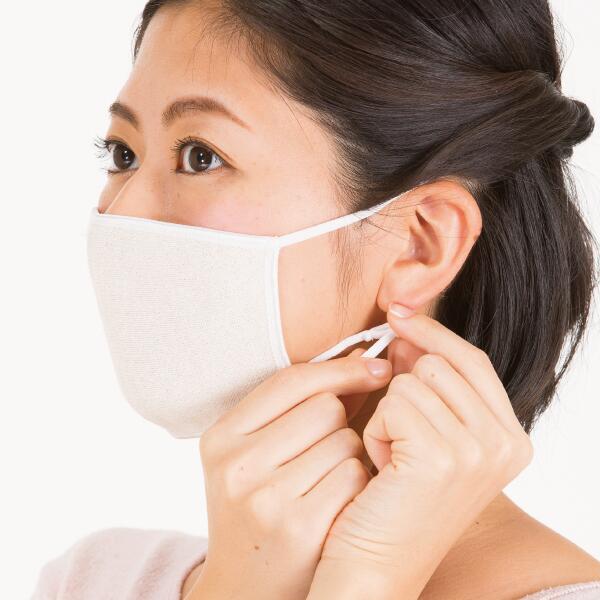 素朴な風合いのシルクをつかったおやすみマスク。 吸湿性・放湿性の高いシルクがマスク内の湿度を適度に保ち、就寝中の喉や唇の乾燥を和らげます。 鼻や口元を圧迫しない立体設計で呼吸もスムーズです。 ■サイズ：約12×16cm■入数：1枚素材：本体）絹95%、その他繊維5% 　　　調整ひも・縁テープ）ナイロン、ポリウレタンサイズ表 サイズ 入数 約12×16cm 1枚
