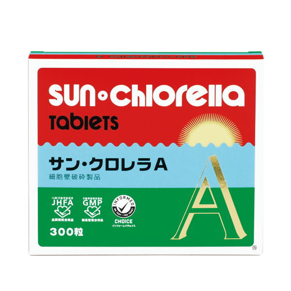 当店では9時、14時または16時の時点でご注文の処理を進めております。 8時半、13時半、15時半頃以降のご注文については、購入履歴からの ご注文キャンセル、修正を受け付けることができない場合がございます。サン・クロレラ A 300粒 (60g×1袋入) A300 高品質 クロレラ サプリメント 植物性 健康維持■　特徴●天然由来のクロレラをそのまま乾燥させた圧倒的な栄養素。 すべての方へポジティブな健康の継続のために 【クロレラとは】 ・クロレラは太陽をたっぷり浴びて育つ植物プランクトンの仲間です。植物なのにたんぱく質を約60%含有。 ・その割合は、畑のお肉「大豆」の約1.7倍！ ・ビタミンB12や女性に優しい葉酸、鉄分もバランスよく配合された、からだをサポートしてくれるホールフードです。 ・サン・クロレラAに使用しているクロレラは『細胞壁破砕処理』がされているので消化効率が高くなっています。 【すべてのアスリートのために】 ・最高のパフォーマンスを発揮するために、クリーンでナチュラルな身体作りをサポートしています。 ・アンチドーピング認証「インフォームドチョイス」を取得しました。 【すべての人々が安心安全な食生活を健康的に続けるために。】 ・赤ちゃんやお子様・ママ・妊婦さん・妊活中の方、シニアなど、どの年代の方でも、安心してお試しいただけます。 【細胞壁の破砕処理をしているため消化率が高い！】 ・人間は植物の細胞壁を分解する酵素を持たないので、生野菜の消化率が悪いため、吸収を妨げる大きな壁となっていました。 ・サン・クロレラでは、より栄養素を体に吸収できるように独自の細胞壁破砕技術により、約90%以上の細胞壁を砕くことに成功。消化率を高めることが可能になりました。 【独自のピレノイドサ種(サン・クロレラ株)を使用！】 ・サン・クロレラでは増殖能力が高く、豊富な栄養素と貴重な成分C.G.F.を豊富に含む独自のピレノイドサ種 （サン・クロレラ株）を採用しています。 ・サン・クロレラのクロレラは、粒状にしていることと、ピレノイドサ種のみを選別しており、クセが少なく飲みやすいです。 【サン・クロレラA (粒)の一般分析結果（100g当たり）】 ●一般組成 水分 4.2g 脂質 11.8g たんぱく質 56.6g 糖質 10.9g 食物繊維 10.3g 灰分 6.2g 熱量 397kcal ●ビタミン類 葉緑素 2,370mg クロロフィルb 検出する カロテン 31,500mcg ビタミンB1 1.55mg ビタミンB2 4.76mg ビタミンB6 1.84mg ビタミンB12 230mcg ビタミンC 14mg ビタミンD 1,360mcg ビタミンE 6.2mg ビタミンK1 1,240mcg ビタミンK2 検出せず ナイアシン 45.9mg パントテン酸 1.79mg 葉酸 1,400mcg ビオチン 227mcg イノシトール 318mg ●ミネラル類 カルシウム 433mg 鉄 113mg マグネシウム 298mg 亜鉛 1.13mg 銅 0.52mg カリウム 1,020mg ナトリウム 46.5mg ヨウ素 検出せず リン 1,320mg マンガン 5.02mg クロム 500mcg ●アミノ酸組成 イソロイシン 2.03g ロイシン 4.48g リジン 3.14g メチオニン 1.24g フェニルアラニン 2.58g スレオニン 2.49g トリプトファン 1.09g バリン 3.09g ヒスチジン 1.04g シスチン 0.65g チロシン 1.94g アルギニン 3.26g アラニン 4.17g アスパラギン酸 4.71g グルタミン酸 6.03g グリシン 2.99g プロリン 2.56g セリン 2.12g ●脂肪酸 飽和脂肪酸 2g n-3系脂肪酸 2.1g n-6系脂肪酸 2.2g ●その他 GABA 13mg ルテイン 192mg 【栄養補助食品として 1日の飲用目安 15粒〜40粒】 コップ一杯程の水、またはお湯、お茶等でお飲みください。 2〜3回に分けても結構です。 【原材料】 細胞壁破砕クロレラ（台湾産）、ヒマワリレシチン■　ご注意【必ずお読みください】※ブラウザやお使いのモニター環境により、掲載画像と実際の商品の色味が若干異なる場合があります。 掲載の価格・デザイン・仕様について、予告なく変更することがあります。あらかじめご了承ください。 こちらはメーカーお取り寄せ商品となっております。入荷までお時間を頂きますので予めご了承下さい。 万が一、メーカー欠品の場合はキャンセルとさせていただく場合がございますので、あらかじめご了承ください。 ■　検索ワードサン・クロレラ A 300粒 高品質 クロレラ サプリメント 植物性 健康維持 細胞壁破砕クロレラ 野菜不足 ホールフード 植物プランクトン