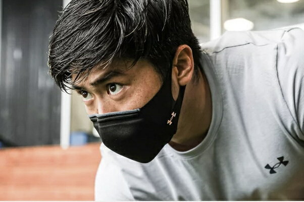 UNDER ARMOUR スポーツマスク フェザーウエイト MASK ブラック 夏向きマスク 軽量タイプ 立体縫製 国内正規品 交換不可 メール便送料無料 アスリート用マスク ブラック 1372228 アンダーアーマーマスク つけ心地GOOD 夏用