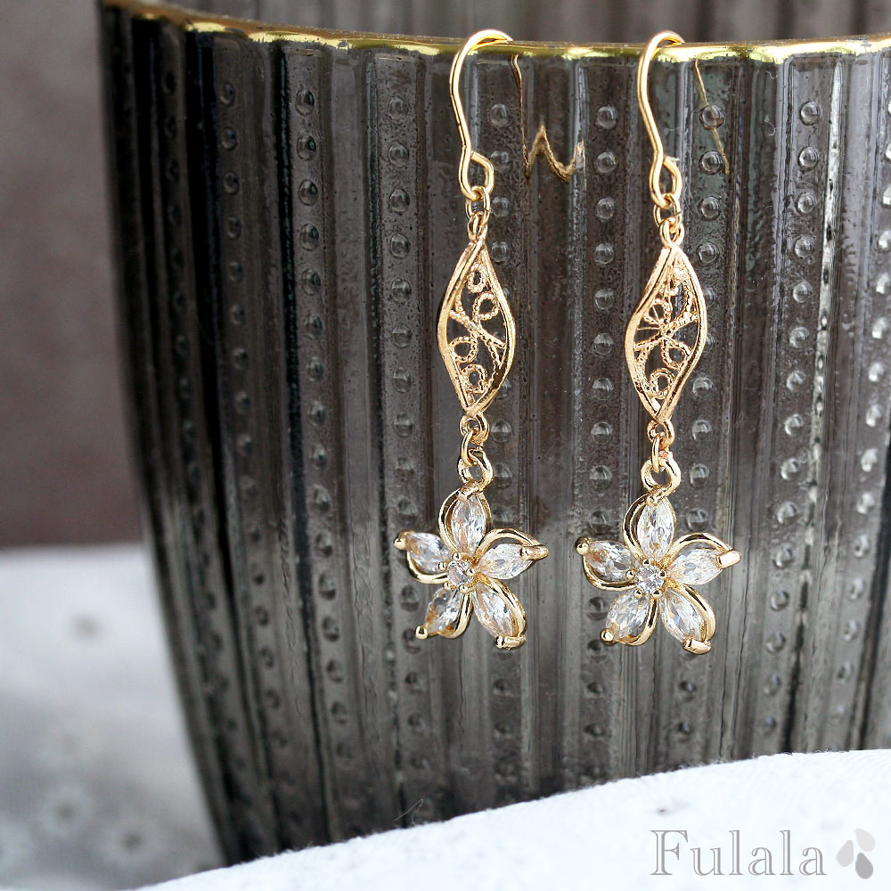 ピアス 金属アレルギー対応 キュービックジルコニアのフラワーツイストピアス イヤリング ステンレス 316L 樹脂ピアス チタンピアス サージカルステンレスピアス お花 フラワー フックピアス