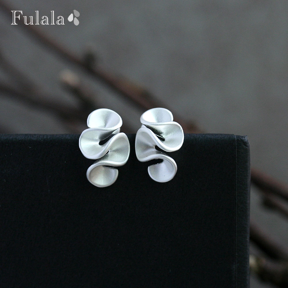 ピアス 金属アレルギー対応 マットシルバーのクリームフラワースタッドピアス ギフト プレゼント 人気 韓流アクセ レディース シンプル