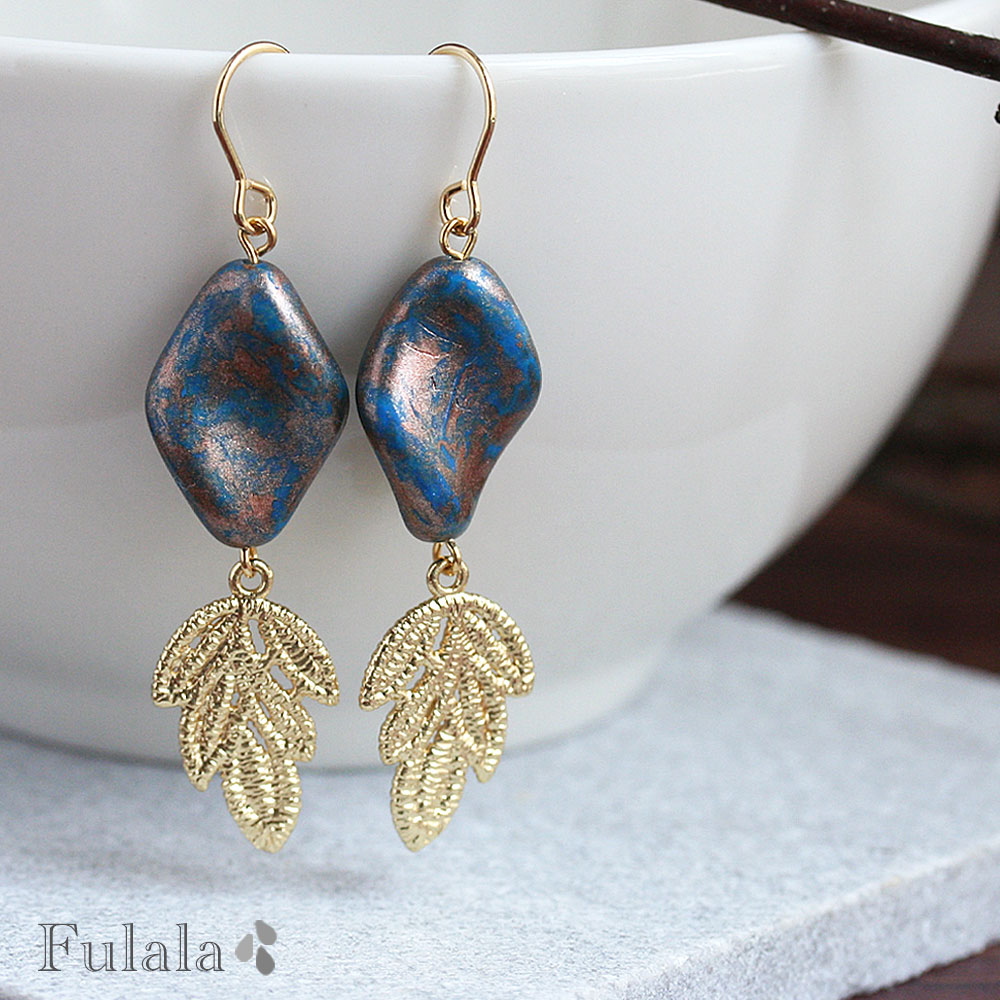 ピアス 金属アレルギー対応 ブルーマーブルのツイストチェコガラスとゴールドリーフのピアス イヤリング ステンレス 316L 樹脂ピアス チタンピアス サージカルステンレスピアス ブラウン 葉っぱ