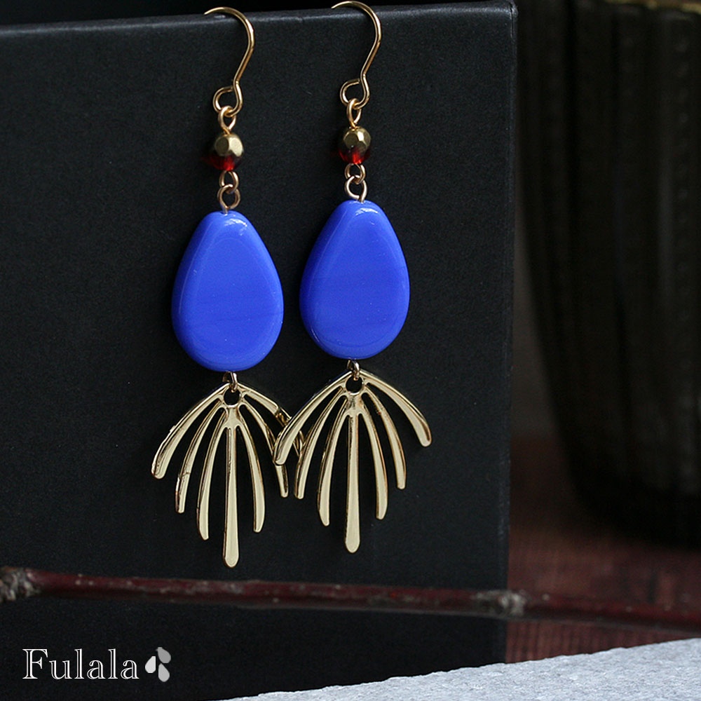 ピアス 金属アレルギー対応 オペークサファイヤチェコガラスのフラットドロップピアス 1ペア イヤリング ステンレス 316L 樹脂ピアス チタンピアス サージカルステンレスピアス 雫 ブルー ゴールド