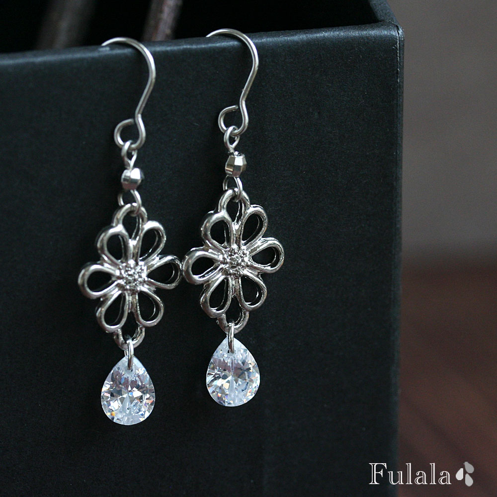 【数量限定】ピアス 金属アレルギー対応 ドロップキュービックジルコニアのフラワー透かしピアス 1ペア イヤリング ステンレス 316L 樹脂ピアス チタンピアス サージカルステンレピアス 雫 シルバー