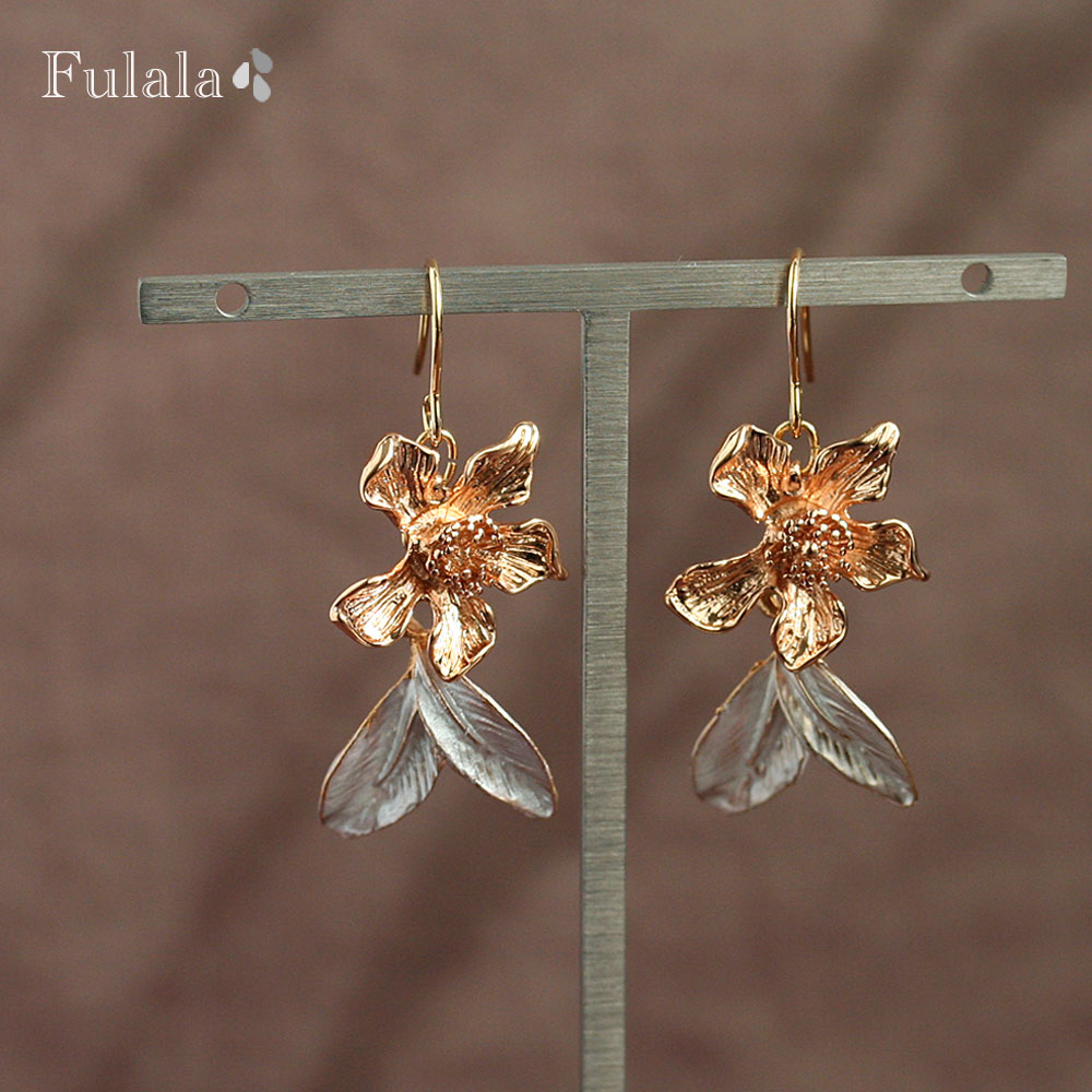 ピアス 金属アレルギー対応 立体フラワーとホワイトリーフのピアス 1ペア イヤリング ステンレス 316L 樹脂ピアス チタンピアス サージカルステンレスピアス お花