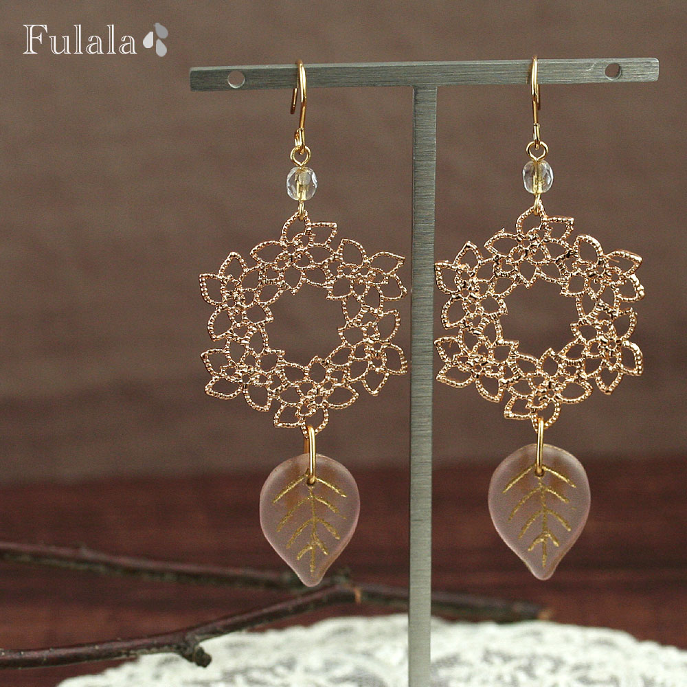 ピアス 金属アレルギー対応 リーフ透かしとフロストローズのチェコリーフピアス 1ペア イヤリング ステンレス 316L 樹脂ピアス チタンピアス サージカルステンレスピアス ゴールド 葉っぱ ピンク