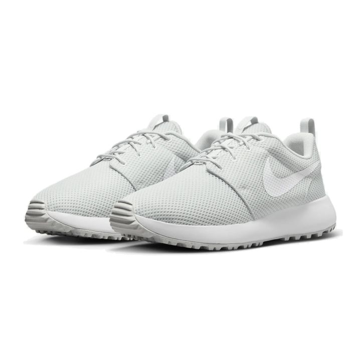 ナイキ DV1202-009 ローシ G ネクスト ネイチャーメンズ ゴルフシューズ ROSHE G NN NIKE GOLF 太陽が背中に容赦なく照りつけ、ドライバーショットがバンカーにはまってしまう。 ラウンドが思いどおりに進まないときでも、心を落ち着かせてくれるローシ 2が頼りになります。 シンプルでスタイリッシュなデザイン。通気性と快適さに優れ、暑さが厳しい季節のプレーに最適です。 フルメッシュのアッパーと柔らかく軽量なフォームミッドソールの組み合わせで高いクッション性を実現。 スコアが伸びなくても平常心を保てる快適さを提供します。 Nike Grindを使用 アウトソールに斑点模様があるのは、 シューズの製造工程で生じた 廃棄物から作られたNike Grind素材を8％以上使用しているからです。 スパイクは不要 スパイクレスの一体型トラクションパターンだから、起伏のある芝生コースから コンクリートのカート道や駐車場に移動するときも履き替え不要。 カラー フォトンダスト/ホワイト(009) 重量 約292g (27cm 片方） ※お届けする商品の値と差異がある場合があります。重量はサイズにより異なります。 底　材(ソール) ゴム底 生産国 ベトナム 在庫につきまして ※在庫データは定期的に更新しておりますが、実店舗と在庫を共有している商品もございますので、 日々在庫が変動しており、ご注文のタイミングによっては欠品・完売の場合がございます。 お取り寄せの商品につきましても、リアルタイムのメーカー在庫ではございませんので、予めご了承下さい。 ご注文商品の在庫有無・納期につきましては、当店からのメールにてお知らせいたします。