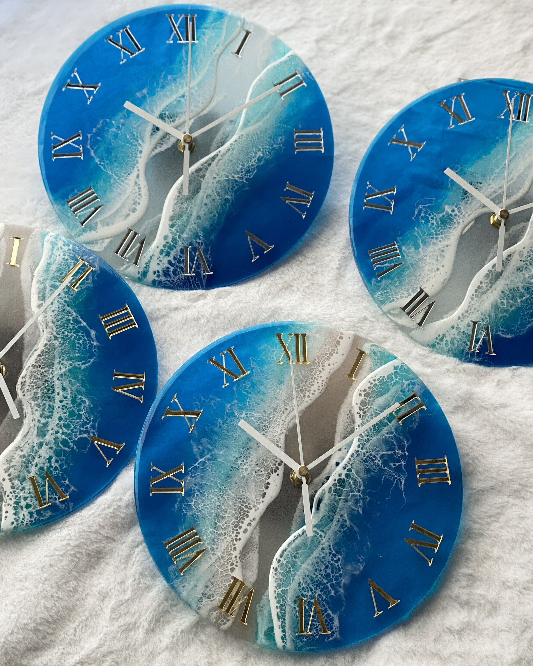 【オーシャンアート】22cm アクリル海の掛け時計 丸形 ブルー エメラルドレジンアート 海 波 雲 夏 ハワイ 自然 風景 壁掛け 西海岸 宮古島 沖縄 マリン トロピカル インテリア モダン リビング ビーチ 人気 おしゃれ