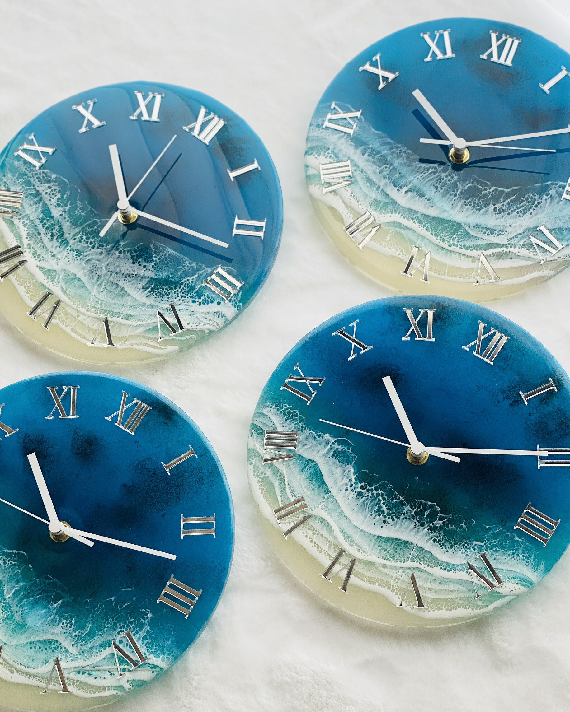 【オーシャンアート】22cm アクリル海の掛け時計 丸形 ブルー エメラルドレジンアート 海 波 雲 夏 ハワイ 自然 風景 壁掛け 西海岸 宮古島 沖縄 マリン トロピカル インテリア モダン リビング ビーチ 人気 おしゃれ