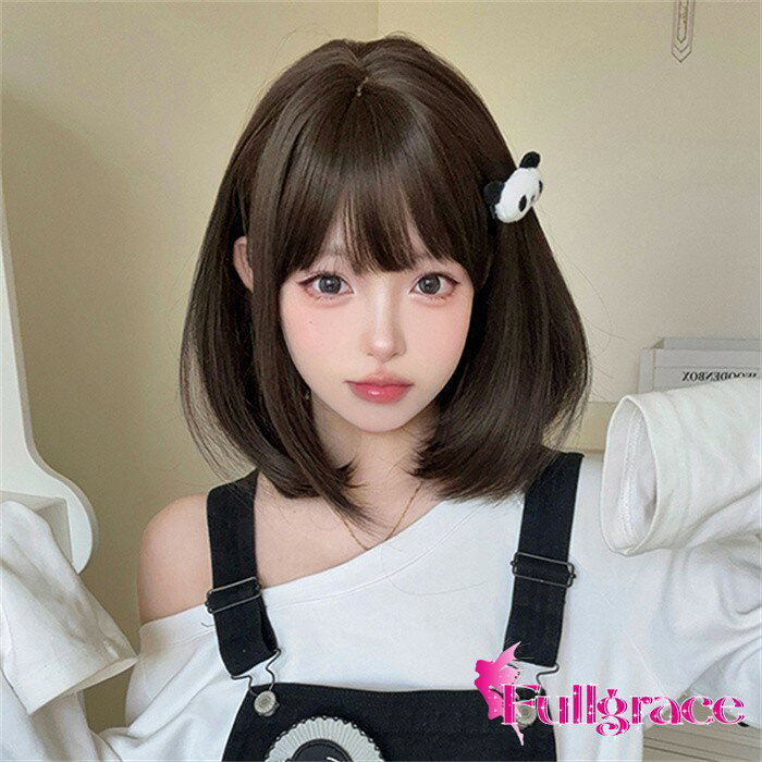 ショップトップ > カテゴリトップ > ウィッグ > 女性日常用 > ショート・ボブウィッグ 似ている商品をPICKUP！ ＊.*꙳ ウィッグ ボブ ショート ふんわり前髪 …4,420円 ウィッグ メッシュ レディース フルウィ…4,890円 フルウィッグ ショート レディース ハロ…5,480円 セット内容&nbsp;✽.*꙳ ウィッグ※こちらの商品は、個人差等ございますので、商品ご到着後、お客様ご自身より手くしやカット等多少の調節が必要な場合もございます。「記載のないアクセサリー　小物等は付属しません」 素材&nbsp;✽.*꙳ 高温耐熱ファイバー カラー&nbsp;✽.*꙳ ブラウン サイズ (cm)&nbsp;✽.*꙳ 長さ：約40cm※表記寸法と実寸値の多少の誤差はご容赦ください。 よくある質問 Fullgrace &nbsp;✽.*꙳ Q1. 前髪があるスタイルですが、自然に見えるでしょうか？▸ はい、ふんわりとした前髪デザインで自然に見えるように仕上げておりますので、普段使いにもイベントにも違和感なくご利用いただけます。by FullgraceQ2. ハロウィンや文化祭以外のシーンでも使えますか？▸ はい、日常使いはもちろん、演劇や舞台、イベントなど幅広いシーンでご活用いただけます。by FullgraceQ3. 初めてウィッグを使用するのですが、装着は難しくないですか？▸ はい、簡単に着用できる仕様になっておりますので、初めての方でも安心してご使用いただけます。by Fullgrace模倣品・コピー商品を扱うお店が増えています。ご注文のショップ名と、画像や商品説明にあるショップ名が同一かご確認の上ご注文ください。 送料&nbsp;✽.*꙳ ★1点 880円(北海道・九州・沖縄・離島除く)商品を複数ご注文の場合の送料は、下記の表を参照してください。 ※SALE品など、他商品との同梱発送不可の商品と合わせてご購入の場合、送料の計算が異なりますのでご注意ください。 注意事項&nbsp;✽.*꙳ ●ページの閲覧環境によって、掲載写真と実際の商品の色合いが異なる場合があります。 ●モデルに小物を使う場合がございますが、商品に含まれませんので、セット内容をご確認ください。 ●製造過程・出荷過程の間に出来た細かなキズ・折りジワ・ヨゴレなどある場合がございます。細かい部分まで気になさる方は、ご購入をご遠慮ください。 ●商品の仕様は、製造元の都合により予告なく変更や突然の欠品等で商品手配の遅れや手配ができない場合がございます。 ●お届けした商品に不備がございましたら、お届け後5日以内にご連絡ください。早急に対応させていただきます。なお期日を過ぎた場合はお受け致しかねます。 ●土日祝祭日のご注文およびお問い合わせへの弊社からのご連絡は、翌営業日となります。 ●海外製品のため、詳細タグなし。 ●配送の関係上、ラッピング対応は受け付けておりません。 &nbsp;&nbsp;会社・学校・団体でご購入のお客様 発送の際、ご担当者様のお名前（フルネーム）が必要となります。 登録情報のお名前を、会社名や団体名のみでご登録されている場合、ご登録名をご担当者様のお名前にご変更していただくか、【備考欄】にフルネームでご記入願います。 【納品書や領収書につきまして】 当店では個人情報保護及び環境保全の為ペーパーレス化に取り組んでおりますので、お届けのお荷物に納品書（お買上明細書）は同封しておりません。ご了承くださいませ。 ご希望の場合、ご注文時【備考欄】にご記入願います。PDFファイルをメールにて添付いたします。 &nbsp;&nbsp;返品・交換・キャンセルについて サイズ間違い・イメージ違いなど、お客様都合によるキャンセルやご交換は原則として承っておりません。返品ルールに関しましては、リンク先ページをご覧の上、お気軽にお問い合わせください。 SIMILAR COLOR ブラウン 茶