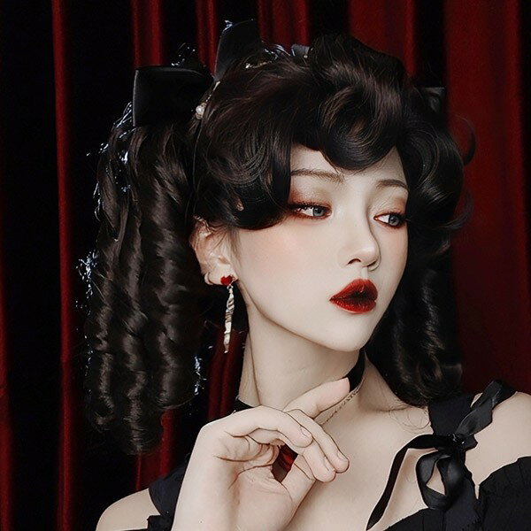 中世の貴族風 黒髪 巻き毛 フルウィッグ かつら 女性 長髪 ロング ロングウィッグ ロリータ lolita 前髪あり 自然 可愛い キュート ウイッグ wig コスプレ 耐熱ウィッグ 小顔効果抜群 コスチューム 仮装 文化祭 学園祭 演劇 舞台 イベント 変装 女装 ブラック dp087g5g5g5