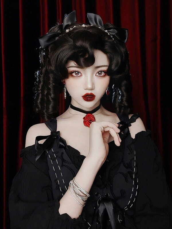 中世の貴族風 黒髪 巻き毛 フルウィッグ かつら 女性 長髪 ロング ロングウィッグ ロリータ lolita 前髪あり 自然 可愛い キュート ウイッグ wig コスプレ 耐熱ウィッグ 小顔効果抜群 コスチューム 仮装 文化祭 学園祭 演劇 舞台 イベント 変装 女装 ブラック dp087g5g5g5