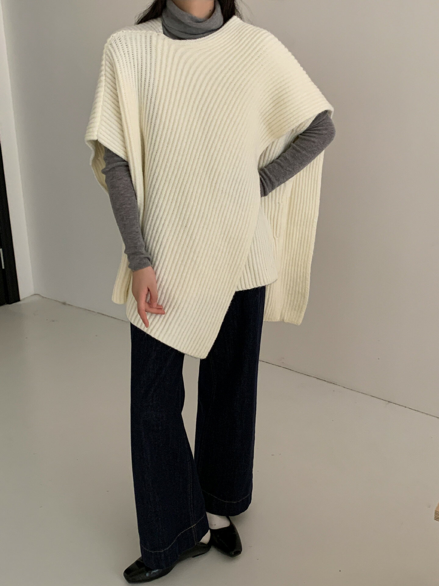 重ね着風 ニット ニットベスト ベスト プチハイネック レイヤード ニットトップス 前後差 ニット ベスト 春秋 タートルネック ドルマンスタイル サイドスリット ゆったり カジュアル ノースリーブ 着痩 コーデ おしゃれ 大人 きれいめ