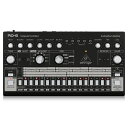 ■RHYTHM DESIGNER RD-6は、8つの個性的なドラムサウンドと64ステップシーケンサーを搭載し、イマジネーション通りのグルーブを素早く簡単に作成できるドラムマシンです。 ドラムプログラミング初心者からプロのミュージシャンまでRD-6はあなたのドラムサウンドをステップアップさせる強力な武器となるでしょう。 ■RD-6は細部までこだわりぬいて設計されました。往年のクラシックドラムマシンを時代を超えた新たなデザインで復活させ、ビートメイクの新しい可能性を実現しています。 また斬新でモダンなアプローチを採用したRD-6は伝説のサウンドを活用しながらも新しい機材との融合も実現しています。 焼けるようなハイハット、パンチの効いたバスドラム、そしてあのクラップサウンドも再現しリズムパフォーマンスをワンランク引き上げてくれる、まさにアナログビートメイクモンスターです！ RD-6は、32種類のリズムパターンをリアルタイムで切り替え可能な64ステップドラムシーケンサーを搭載しています。 オンザフライで曲を組み上げ、それを自由に編集することも可能です。 専用のレベルノブを調整し、8つのドラムサウンドを自由にミックスすることも可能です。 RD-6は由緒あるディストーション回路も搭載。スイッチをオンにし、ディストーションの量とトーンを調整すればサウンドにスパイスとエッジを加えることも可能となりました。 各リズムパターンは、最大256小節の曲として編集することも可能。これによりグルーブを止めること無く、ジャムに最適な8分30秒のビートが作成可能です。 ■RD-6を現代の機器と接続するために同期とMIDIトリガー用のUSB端子が追加されました。 これによりRD-6をDAW等でコントロールも可能になり曲やパターンを自在に入れ替えたり個々のサウンドをトリガーすることも可能になりました。 RD-6は直感的なビートメイクが出来るよう、11個のノブと26個のボタンが機能的にレイアウトされています。 入出力端子には、オープン/クローズのハイハット、クラップ、シンバル、ロータム、ハイタム、スネア、バスドラム用のボイスアウト端子を個別に搭載。 またスタート/ストップをフットペダルでコントロールも可能です。DAW等に接続可能なUSB端子と5ピンのMIDIイン、アウト、スルー端子も搭載し現代の機器にも簡単に接続が可能です。 音色数：8 同時発音数:8 USB 2.0, type B 対応OS:Windows 7 以上、Mac OS X 10.6.8 以上 サイズ (H x W x D):56 x 305 x 165 mm 重量:0.9 kg 付属品：電源アダプター ※モニター発色の具合により色合いが異なる場合がございます。