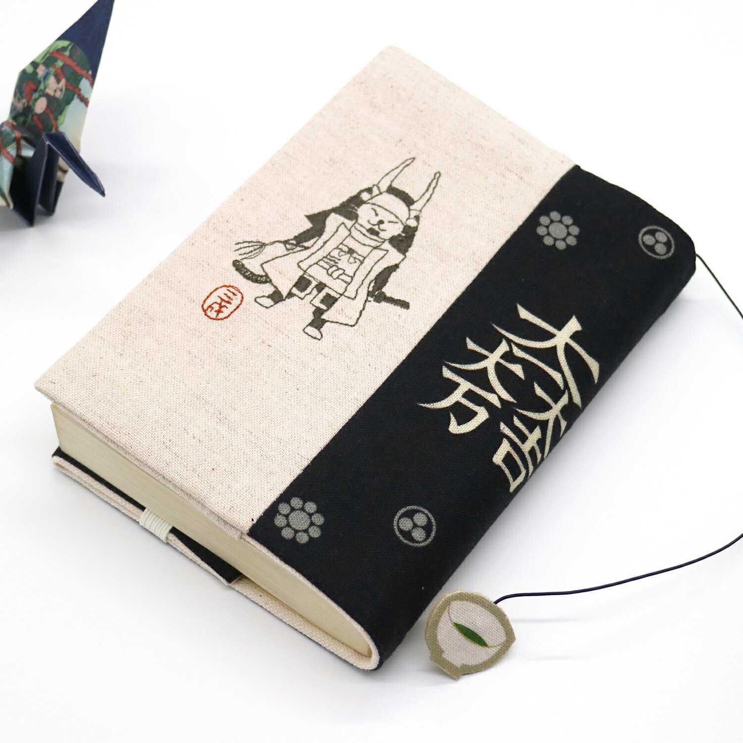 文月 ブックカバー 文庫判 文庫本カバー 猫武将シリーズ 「石田三成」 刺繍 日本製 布 栞紐付き 家紋柄