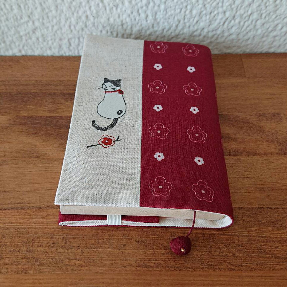 sheepsleep ブックカバー 文庫版 文庫本カバー 「はちわれ猫R」 刺繍 日本製 布 栞紐付き