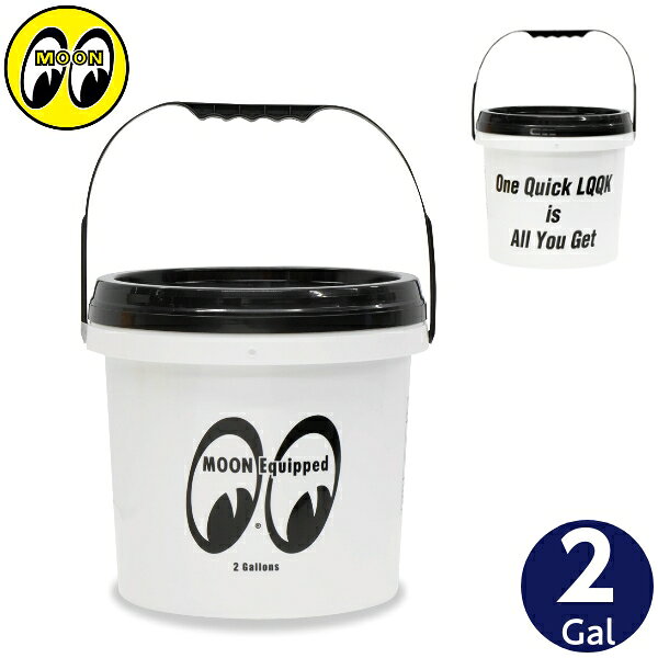 商品名 MOON Equipped Bucket 2 Gallons ムーン イクイップド バケット 2 ガロン 詳細 【商品説明】 人気の MOON バケツが、ひとまわり小さい2ガロン(約 7.57リットル)。 便利なスモール サイズ 2ガロン(約7.5L)のフタが付いた便利な MOON Equipped バケツです。お部屋やガレージでの置き場にも困りません。 フロントはシンプルかつキャッチーな MOON Equipped アイシェイプ ロゴ、バックには “One Quick LQQK is All You Get” とプリントされています。モノトーンのカラーリングで、お部屋やガレージに置いておけば USA Style な雰囲気 にしてくれます。 持ち手が付いているので、持ち運びも簡単でガレージやガーデンで水や道具を運ぶのにぴったりです。フタをつけておけば、作業中に疲れても座ることのできる優れもの！ アウトドアではもちろん、インドアでは、ゴミ箱や物入れ、キッズのおもちゃ入れに使える万能アイテムです。 もう少し、大きいサイズは欲しい方は、同デザインの 5ガロン(20L)もございます。 カラー: WH ホワイト 素材: プラスチック サイズ：直径 約25cm x (H)25cm(持ち手は含みません) 容量: 2 ガロン (約7.5L) ＊＊＊お取り扱い注意＊＊＊ 画像はイメージです。お使いのモニター設定やお部屋の照明などにより実際の商品と色味が異なる場合がございます。 ムーンアイズグッズ一覧はこちら！ 類似商品はこちらムーンアイズ ブラスチック バケツ 蓋つき 2,530円MOON Equipped バケツ 洗車 ムー3,960円MOON バケツ 洗車 ムーンアイズ バケツ 3,960円アメリカン バケツ おしゃれ 蓋つき ゴミ箱 2,748円～ゴミ箱 ムーンアイズ ふた付き 35リットル4,660円MOON Equipped ムーン イクイッ1,850円MOONEYES ムーンアイズ ゴミ箱 10L1,980円マイ ショッピング バスケット ムーンアイズ 3,300円ゴミ箱 ふた付き 20リットル USPS アメ5,320円ゴミ箱 ふた付き 20リットル PLANTER5,320円新着商品はこちら2026/9/11ウッド フレーム カレンダー ガーフィールド 3,080円2026/9/10STARBUCKS スターバックス ステンレス9,900円2026/9/10スターバックス タンブラー ラスベガス 限定 9,900円2026/9/10スターバックス マグカップ アメリカ NAVA7,150円2026/9/9Hawk Weird-Ohs ビニールフィギュ3,300円～再入荷商品はこちら2026/9/11ルーニーテューンズ キーカバー E コヨーテ 718円2026/9/11トイストーリー メタル キーホルダーポイント 1,000円2026/9/11ジュラシック ワールド キーホルダー グッズ 1,010円2026/9/11MOONEYES ムーン トランスポーター フ2,420円2026/9/11ムーンアイズ 玄関マット アメリカン フロアマ2,970円2026/09/11 更新