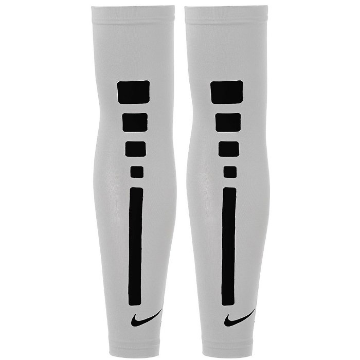 ナイキ(NIKE) プロ エリート スリーブス 2.0 ●素材 ・ポリエステル・ポリウレタン・シリコン ●サイズ ・S/M,L/XL ●カラー ・127:ホワイト/ブラック UVA,UVBから肌を守る。 DRI-FIT素材がさらりと快適な状態をキープ。 フラットな縫い目で滑らかな着用感。あらゆる動きにフィット。 2枚1セット ※箱のデザインが変更になる場合がございます。 ※商品の画像はできる限り実物に近づけるよう配慮しております。 お使いのモニターやご覧になる環境によりまして、 色目が若干異なる場合がございますので、ご了承くださいませ。 ※メーカー希望小売価格はメーカーサイトに基づいて掲載しています。