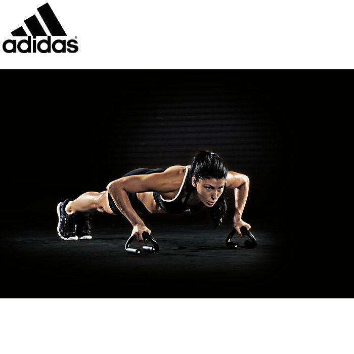 アディダス(adidas) プッシュアップバー ●素材 ・鉄 ●サイズ ・高さ11cm 感触の良いフォーム入りグリップハンドル 軽量で滑りにくい加工を施している 腕立て伏せは上半身の筋力強化にもっとも適したトレーニング方法です。プッシュアップバーを使うことでより可動域を広くしてトレーニングができるので、肩の関節の可動域を広く使って胸筋を効果的に鍛えます。滑り止め付きなので高いグリップ力を体感できます。 ※商品の画像はできる限り実物に近づけるよう配慮しております。 お使いのモニターやご覧になる環境によりまして、 色目が若干異なる場合がございますので、ご了承くださいませ。アディダス(adidas) プッシュアップバー