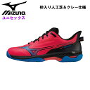 ミズノ(MIZUNO) 【クレー／砂入り人工芝コート】ウエーブエクシード 5 OC[ユニセックス] ●素材 ・甲材/合成繊維×人工皮革×合成樹脂 ・底材/合成底 ●サイズ ・22.5/23.0/23.5/24.0/24.5/25.0/25.5/26.0/26.5/27.0/27.5/28.0/28.5cm ●質量 ・約300g(27.0cm片方) ●カラー ・63：コーラル×ブルー×ブラック MIZUNO ENERZY搭載！前モデルからの耐久性UPと、目を惹く斬新なロゴがポイント。 適応コート・サーフェス:クレー・砂入り人工芝コート サステナビリティ:アッパー本体の人工皮革基布に50%以上のリサイクル素材を使用。 インソール:ミズノエナジーインソール(取り外し可) 2E相当の方向け [機能] ■MIZUNO WAVE:ソールの波形構造により、クッション性と安定性を両立させるミズノの基幹機能 ■足入れ革命3.0:かかとのフィッティング向上、サイズ感のずれを解消しアップグレードしたフィッティング ■Mizuno Enerzy:柔らかさと反発性に優れたミッドソール素材 ■Mizuno Enerzy insole:柔らかさと反発性に優れたインソール用高反発ソール素材 ■X10:摩擦に強くシューズの耐久性も高めるアウトソールラバー。 ■Pownce:ポンッと跳ねるような反発力はそのままに、AP+から更に約10%軽量化したミッドソール素材。 ■D-Flex Groove:中足部に斜め方向の屈曲溝を入れることで、自然な蹴り出しをサポート。 ■3D-solid:アッパー前足部に施された樹脂補強構造。磨耗に強くアッパーの耐久性を高めます。 ※商品の画像はできる限り実物に近づけるよう配慮しております。 お使いのモニターやご覧になる環境によりまして、 色目が若干異なる場合がございますので、ご了承くださいませ。 ※メーカー希望小売価格はメーカーサイトに基づいて掲載しています。ミズノ(MIZUNO) 【クレー／砂入り人工芝コート】ウエーブエクシード 5 OC[ユニセックス]