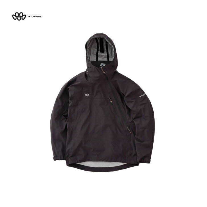 唯一無二のプルオーバーがさらに進化ほかにはないユニークなデザインでTETON BROS.を代表するシェルジャケットが、大幅なアップデートを果たしました。最大の変更は肩回りのパターンです。アイスクライミング用に開発されたTSURUGI JACKETを春夏向けにリデザインしたTSURUGI LITE JACKETは、しなやかな着心地を追求して大部分に超音波圧着を採用しています。 肩・腕の動かしやすさにはもともと定評がありますが、今季は従来のラグランスリーブを変形セットインスリーブに変えて、さらに動きやすく進化しました。また、襟の高さや、フード調整用ドローコードのアイレットストッパーの角度なども見直し、細部まで妥協することなく完成度を高めています。 5