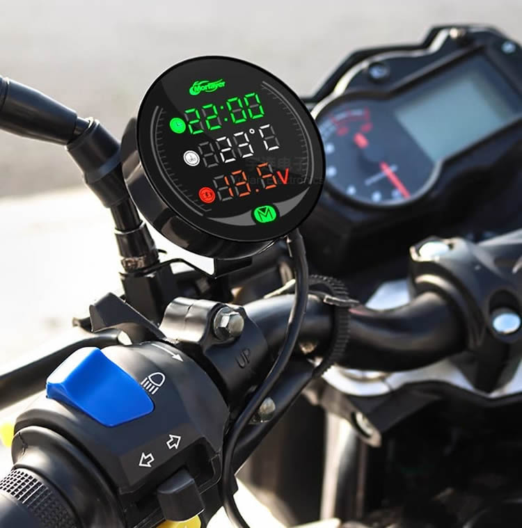 バイクマルチメーター5IN1 DC9～24V 電圧表示 温度 時計 ストップウォッチ USB出力 スマホ充電 オートバイ 車載 カラーLEDデジタル表示 生活防水 低電圧アラート MORFM05 2