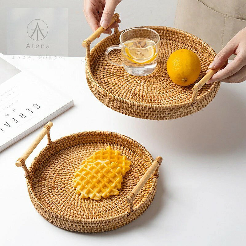 【商品名】■高品質 ラタン お盆 トレー ラタン バスケット もち手付き カフェトレー プレート パン屋 トレイ 円形 丸型 おぼん おしゃれ インテリア ハンドメイド 雑貨 アジアン 雑貨 アタ 籐かご お菓子トレー 朝食トレー トレイ 編み かご 置物 ナチュラル プレゼント 新生活 おしゃれ 【材質】 ■ラタン 【商品情報】 ■【サイズ】 S:直径22cmx高さ3.5cm 持ち手までの高さ:6.5cm M:直径24cmx高さ3.5cm 持ち手までの高さ:6.5cm L:直径28cmx高さ4cm 持ち手までの高さ:7cm 【特徴】 【多様な用途】軽食、前菜、ケーキ、フルーツ、コーヒー、飲料、牛乳、ワインなどのサービング、ベッドでの朝食、ゲストへのおもてなしに!アクセサリートレイや花瓶や雑貨を置いてインテリアにと用途は多様です。 【高品質】自然素材の天然ラタンを編み込んだハンドメイドのトレイです。とても耐久性に優れています。 【お手入れ簡単】汚れた場合も、さっと水洗いして、乾燥セルだけでOKです。 【あなただけのオリジナル】天然ラタンを使用しているため、アイテムごとに木目、色など多少の個差があります。あなただけのお気に入りアイテムのプレートとしていかがでしょうか 【関連キーワード】 手織りトレー 籐かご ハンドル付き 丸型 果物バスケット お菓子トレー 手織りラタントレイ 籐のバスケット 和風収納 ストレージバスケット装飾トレイ丸型収納トレー ラタン お盆 トレー ラタン バスケット 28CM もち手付き カフェトレー プレート パン屋 トレイ 円形 丸型 おぼん おしゃれ インテリア 雑貨 アジアン 雑貨 アタ トレー 籐かご お菓子トレー 朝食トレー トレイ 編み かご 置物 ナチュラル 【注意事項】 ■万一汚れや破損などの不良品が届いた場合、必ず到着日を含め3日以内にご連絡をください。 ■輸入品のため、メーカー・仕入先の在庫保管方法の違いや、長距離輸送や航空輸送により、多少細かなキズ・汚れ等が見られる場合がございます。 ■商品発送について:メーカーの納品状況により、発送予定日より遅れる場合があります。 ■初期不良品以外の返品、返金はご対応致しかねますので、予めご了承くださいませ。 ■お店で購入するような完璧品をお求めの方、細かい部分まで気になさる方は、ご購入をご遠慮ください。 ■生産時期により、デザイン若干異なる場合がございます。品質上の問題ではございませんため、どうぞご了承の上でのご購入をお願いいたします。