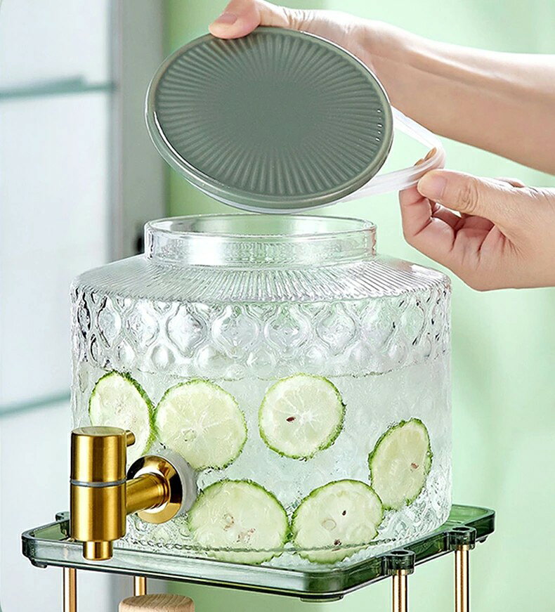 おうちでカフェ気分が楽しめるドリンクサーバー フローラガラスの透明感ある素材は、中に入れたドリンクの色を美しく映し出し、日々の水分補給が楽しくなること間違いなし。 キッチンカウンターや卓上に置いても気にならないシンプルなデザインも◎。 お茶はもちろん、フレーバーウォーターなども手軽に楽しめます。 サングリアや梅酒などの果実酒作りや、レモネード、フルーツウォーター、アイスコーヒーを入れるのにもぴったりです。 冷蔵庫内だけでなく、キッチンカウンターやテーブルに置いて使っても◎。 ホームパーティーや、バーベキュー、子どもたちが集まる時などに活躍するドリンクサーバーです。中身が見えるので、どれ位飲み物が残っているか一目でわかります。 2.8Lと3.8Lの2サイズから選べます。 背が低く冷蔵庫に収納しやすい2.8Lタイプと、大容量でパーティーなどでも活躍する3.8Lタイプの2サイズ展開。 シンプルで使いやすい蛇口 回すだけの使いやすい蛇口です。 蛇口部分が取り外せて清潔に保てる 蛇口部分は取り外せるので、細部までお手入れできて、清潔にお使いいただけます。 ※備考・蛇口部分のみ組立式です。 ※蓋を密閉した状態では正常に給水できません。蓋の金具をゆるめ、少し開いた状態でご使用下さい。 ※蛇口の裏側のネジはしっかり確実に閉めてください。お飲み物を入れる前に、蛇口部分から水漏れしないか水道水などでご確認ください。 ※製品仕様やパッケージは改良のため予告なく変更される場合があります。 ※サイズや色味は個体により若干の差異が生じることがあります。 お手入れ ・食洗機対応 お部屋の雰囲気がグっと良くなります!