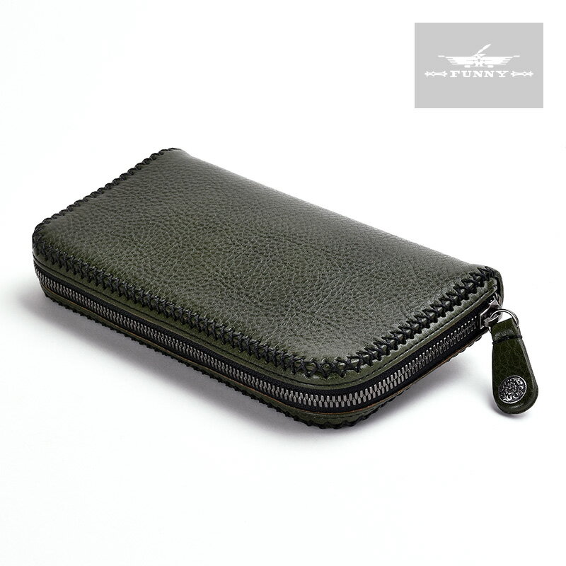 メーカー名FUNNY ORIGINAL（ファニー オリジナル） 品名CHARLIE’S WALLET S size（チャーリーズ・ウォレット Sサイズ） 素材／カラーGREEN 外装：エクストラシュリンク（牛革）／グリーン 内装：牛皮革／ブラック パーツビクターコンチョ・13mm 素材：スターリングシルバー サイズ本体：W200 × H110（mm） 仕様カードホルダー：8／小銭入れ：1／大型ポケット（札入れ含む）：4 ●弊社の皮革製品は、皮革の持つ優れた特徴と質感の高い素材そのものの魅力を前面に押し出して仕上げるため、表面にしみや汚れ、傷が付きやすく、生体時の傷やシワなどが革の表面に残ります。当社では、それらを単なるデメリットと捉えるのではなく、天然皮革ならではのそれぞれの表情“個性”として捉え、大切に使用しています。味わい深い革と接して頂くための注意点としてご理解下さい。 ●シュリンクレザーの特徴であるシボ（シワのような質感）は、天然素材のため均一ではありません。お届けする商品と画像の商品の質感が多少異なる場合がありますので、予めご了承下さい。 ●本製品は油分を多く含み、一部においては染色を施している為、環境・摩擦等の影響により、接触する衣類・製品等に色移りする恐れがあります。ご使用の際は十分ご注意の上、特に淡色の衣類・製品等とのご使用はお避け下さい。 ●手作業で施される技術は全ての製品が均一ではありません。商品写真と発送商品は多少異なりますが、予めご了承お願い致します。 ●弊社製品を本来の用途以外にご使用されたり、ご自身での改造等をされたりした場合、製品本来の性能を損なう恐れがあり、破損・事故等を招く原因にもなりかねませんので、そのようなご使用はお避け下さい。 ●水分が付着した場合は、シミ・ムラ・劣化の原因となりますので、すぐに乾いた柔らかい布で軽く押すようにして水分を取り除き、直射日光・湿気の多い場所を避け、通気性のいい場所で保管して下さい。ベンジン・シンナー等の揮発性のものでは拭かないで下さい。 ●ご使用のブラウザによっては色の見え方が若干異なる場合がございますので予めご了承下さい。 ● 通常のお手入れはブラッシングと乾拭きで十分ですが、皮革表面に乾燥を感じた際にのみ、ケアクリーム(※)を極少量塗布すれば、再び脂質が補給され、良い状態を保つ事が出来ます。 ※市販のケア製品等を誤って使用されますと、製品の特性を損なう恐れがございます。ケアクリームに関しましては各皮革に適したものをご用意しておりますので詳しくは当店までお問い合わせ下さい。 ●高温多湿の環境での保管はカビの原因になりますので、通気性のある布などに包み、風通しの良い場所に保管下さい。 ●ファスナーの持ち手のコンチョは交換ができるようにネジで固定されています。使用と共に必ず緩みますので、定期的な増し締めを行って下さい。 ●オリジナルレザーアイテムのデザインや仕様などは、リリース以降予告なく変更する（マイナーチェンジを行う）場合がございますので、お求めの際はその都度画像をお確かめの上、お求めください。尚、内装に施されている刻印は同製品においても刻印の種類が様々にある事から画像と異なる場合がありますが、製品の特性や品質とは関係ありませんので、予めご了承下さい。 ●本製品は他店舗と在庫を共有しているため、ご注文を頂いた時点では在庫有りと表示されている商品でも、システム上のタイムラグや同一商品への注文集中により、ご注文後に在庫切れとなる場合がございます。ご注文後に在庫切れになった場合はご連絡後キャンセルとさせていただきますので予めご了承下さい。“ハンドステッチだから出来ること”を追求したカタチ CHARLIE’S WALLET S SIZE EX SHRINK GREEN チャーリーズ・ウォレット Sサイズ エクストラシュリンク グリーン FUNNYオリジナルから唯一のラウンドファスナータイプのウォレットとしてリリースされているチャーリーズウォレット。 世に数多あるラウンドファスナーの財布との大きな違いは、傷みやすいとされるジッパーの布テープ部分の両端に細い革をあしらっていること。 テープの補強はもちろん、全体の形状を保つ骨組みの役割に加え、一体感ある重厚な印象を演出しているこの仕様は、繊細な手縫いでの縫製により成り立っています。 手作り感溢れるハンドステッチはモカシンのパーキー技術を培ってきたFUNNYならではの特殊技術で、デザイン性と機能性を両立する上で重要な役割を果たしています。 ニュートラルなデザインのユニセックスなチャーリーズウォレットは、パンツのバックポケットに納まるSサイズとパスポートサイズのモノまで入る便利なMサイズの2サイズをご用意しています。 本製品で使用しているエクストラシュリンクはコシの中にも柔らかさがある皮革で、水や傷に対する強度も高く、何より型押しではないナチュラルなシボと自然な艶が最大の魅力です。 通常のシュリンクレザーと異なり型押しではないシボである事から決して均一ではないシボ感もこの皮革ならではの味わいであり、そのナチュラルな雰囲気が感じられる見た目と共に柔軟かつ強度を保つ事から高級家具や高級な革張りシート等にも使用されています。 ファスナーの持ち手の金具には、スターリングシルバーのビクターコンチョが装着されています。