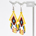 部族NAVAJO（ナバホ族） 品名EARRING（イヤリング［ピアス］） 素材ビーズ サイズ A.横幅：約21mm B.縦幅：約42mm C.全長：約60mm ●本製品はハンドメイドによる1点ものです。上記写真の商品そのものを発送致しますが、ご使用のブラウザによっては色の見え方が若干異なる場合が御座いますので予めご了承下さい。 ●ご使用のブラウザによっては色の見え方が若干異なる場合が御座いますので予めご了承下さい。 ●シルバーに細かな傷・擦れが見られますが制作によるものですので予めご了承下さい。 ●石付きの商品に関しましては、本体への衝撃、曲げ歪み、水分を含むことが、石の割れ・欠け・石外れなどの原因になります。デリケートな商品ですのでお取り扱いに十分ご注意下さい。 ●表記のサイズは測り方によって若干の誤差が生じます。NATIVE AMERICAN HAND MADE JEWELRY NAVAJO BEADS EARRINGS ナバホ族 ビーズ ピアス 本製品は、ナバホ族のアーティストによって制作されたイヤリングです。