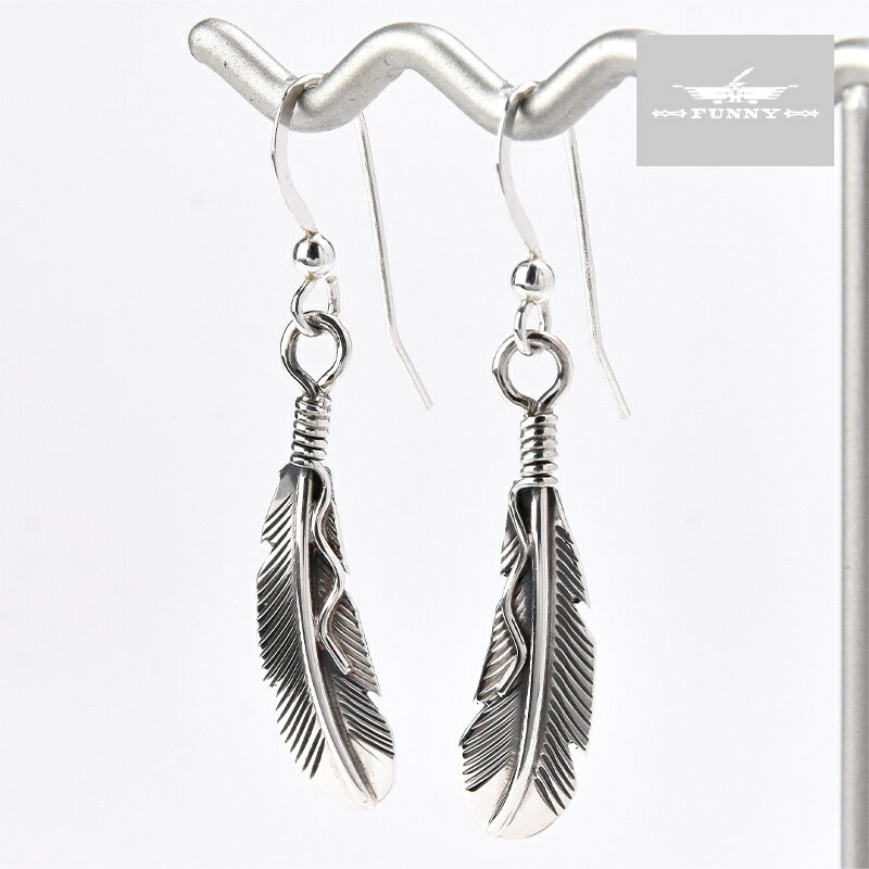 部族 NAVAJO（ナバホ） 品名EARRING（イヤリング［ピアス］） 素材スターリングシルバー（925／1000） サイズW7 × H30（mm）※フックを含まない ●本製品はハンドメイドによる1点ものです。商品写真のデザインとほぼ同じですが厳密には多少異なる場合がございます。 ●ご使用のブラウザによっては色の見え方が若干異なる場合がございます。 ●シルバーに細かな傷・擦れが見られますが制作によるものですので予めご了承下さい。 ●商品のサイズは左右で表記のサイズと若干の誤差がございます。NATIVE AMERICAN HAND MADE JEWELRY NAVAJO Joe Mace FEATHER EARRING ナバホ族 ジョー・メイス フェザー ピアス 本製品は、ナバホ族のアーティストであるJoe Maceが制作したフェザーのピアスです。 細部まで細やかな美しい仕上がりになっています。 シンプルなデザインで様々なコーディネートに合わせていただけます。