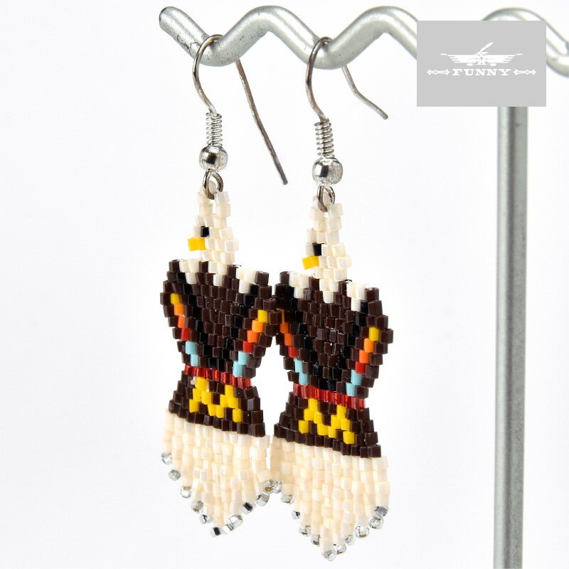 部族NAVAJO（ナバホ族） 品名EARRING（イヤリング［ピアス］） 素材ビーズ サイズ A.横幅：28mm B.縦幅：37mm C.全長：56mm ●本製品はハンドメイドによる1点ものです。商品写真のデザインとほぼ同じですが厳密には多少異なる場合がございます。 ●ご使用のブラウザによっては色の見え方が若干異なる場合が御座いますので予めご了承下さい。 ●シルバーに細かな傷・擦れが見られますが制作によるものですので予めご了承下さい。 ●本体への衝撃、曲げ歪みによってビーズの割れ・欠け・ほつれなどの原因になります。デリケートな商品ですのでお取り扱いに十分ご注意下さい。 ●表記のサイズは測り方によって若干の誤差が生じます。NATIVE AMERICAN HAND MADE JEWELRY NAVAJO BEADS EARRINGS "EAGLE" ナバホ族 ビーズ ピアス ”イーグル” 本製品は、ナバホ族のアーティストによって制作されたイヤリングです。